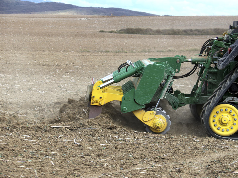 Primer plano del subsolador baabor S300 trabajando en Miñano, Álava