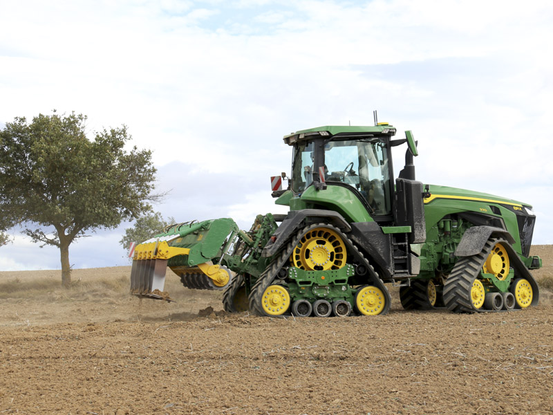 Subsolador baabor modelo S300 montado en un tractor John Deere 8RX en Miñano, Álava