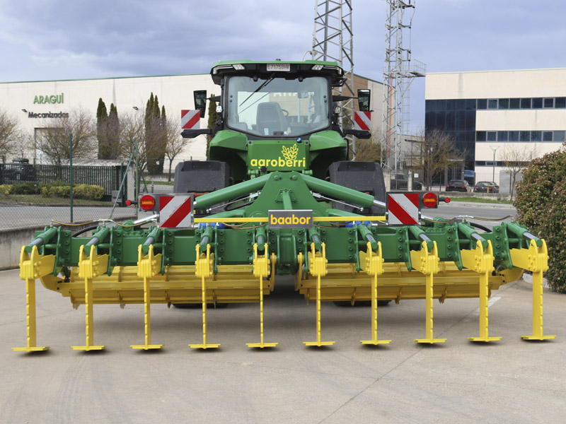 Vista general desde atrás del subsolador baabor modelo S530 plegable con un tractor John Deere 8RX