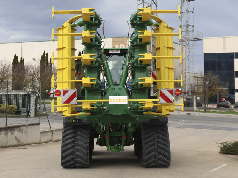 Subsolador baabor modelo SF530 plegable, completamente plegado para su transporte con el tractor