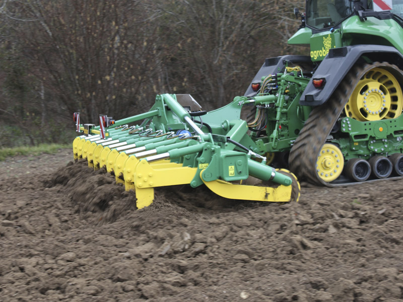 Primer plano del subsolador baabor modelo SF530 plegable trabajando en un campo con la tierra húmeda