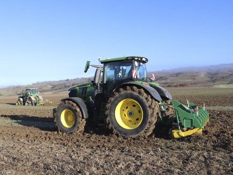 Vista general de dos tractores trabajando con dos subsoladores baabor, modelos S320 y SR320 en un campo en Álava